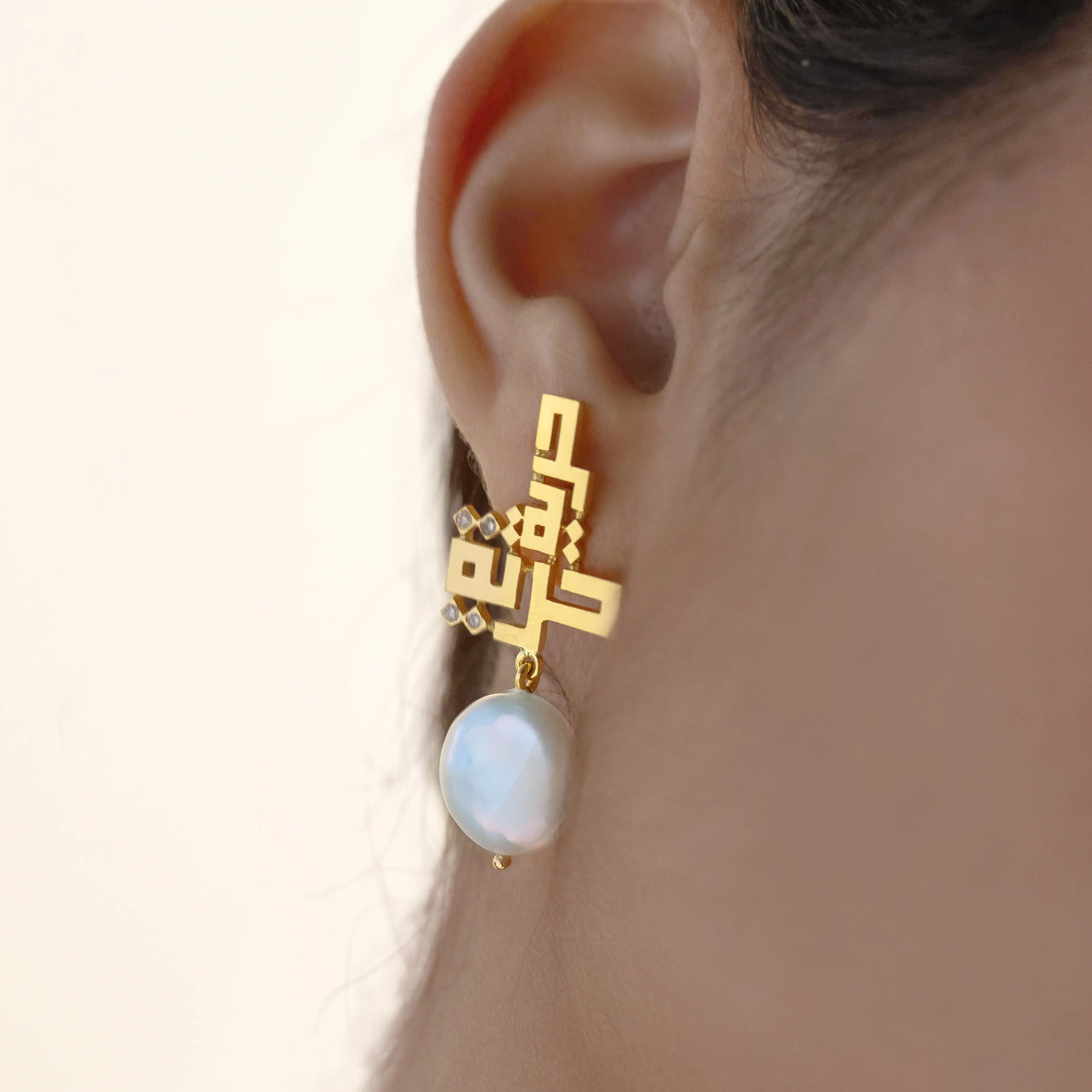 Kalimat Hurriya Earring with Coin Pearl and Diamonds in 18K Gold